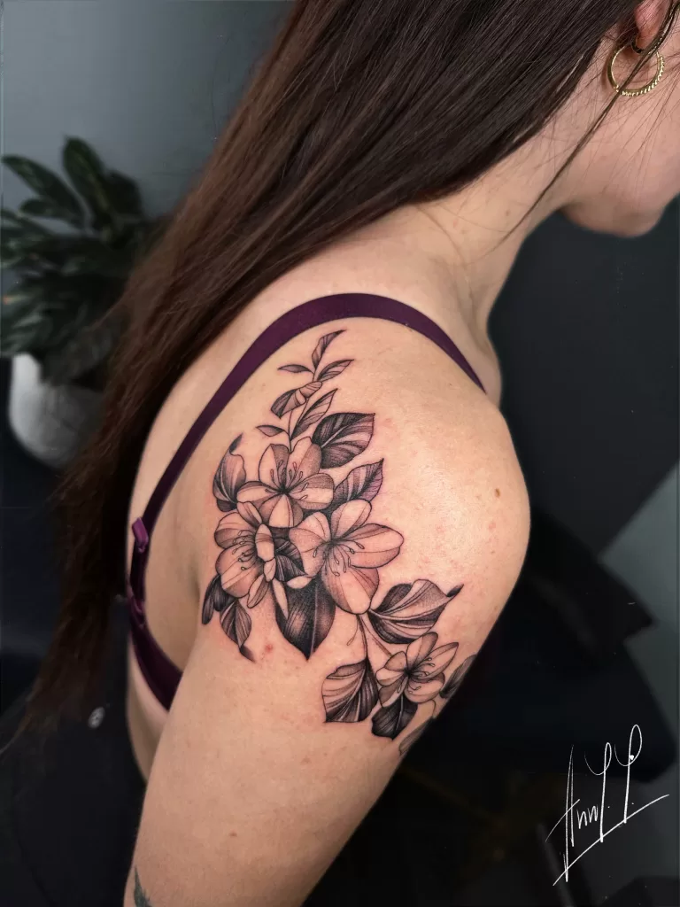 Beautiful floral design with minimalistic dot shading on shoulder.